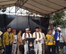 Kalangan Wong Cilik Ikut Antar Daftar ke KPU, Dedi Mulyadi: Ada Pesan Kuat Buat Saya - JPNN.com