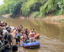 Ridwan Kamil Menyusuri Sungai Ciliwung, Ada Banyak Sampah, Ogah Pakai Rompi Merah - JPNN.com