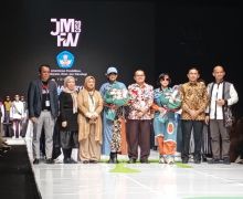 Kearifan Lokal Tampil Dalam Karya Insan Vokasi di JMFW 2025 - JPNN.com