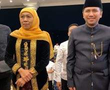 Lihat Kostum Khofifah-Emil di Debat Pilgub Jatim, Pakaian Adat Mana? - JPNN.com