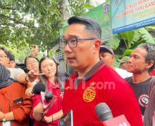 Ditantang Ketum Jakmania, Ridwan Kamil Pamer Pakai Jersi Persija - JPNN.com