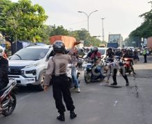 Hindari Jalan Berlubang, Pasutri Terjatuh, Istri Tewas Terlindas Truk di Semarang - JPNN.com