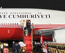 Presiden Turki Erdogan Tiba di Indonesia, Disambut Prabowo dan Musik Betawi - JPNN.com