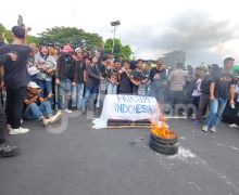 Demonstran Kritik Kejaksaan saat Demo di DPR, Ini Tuntutannya - JPNN.com