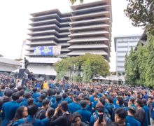 Mahasiswa Lumuri Kantor Gubernur Jateng dengan Kotoran, Soroti Kebijakan Prabowo-Gibran - JPNN.com