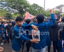 Demo di Semarang, Mahasiswa Bentangkan Spanduk Indonesia Gelap & Poster Prabowo Ndasmu - JPNN.com