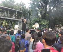 Berorasi saat BEM SI Demonstrasi, Seorang Mak Serukan Tangkap Jokowi - JPNN.com