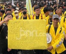 Demo Mahasiswa di Patung Kuda, Spanduk Tolak Asas Dominus Litis Bertebaran - JPNN.com