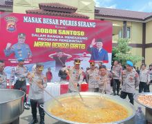 Dukung Program MBG, Kapolres Serang Bersama Bobon Santoso Masak 1.500 Porsi Soto Tangkar - JPNN.com