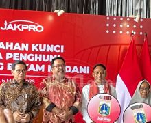 Pramono Serahkan Kunci Kepada Warga untuk Bisa Huni Rusun Kampung Susun Bayam - JPNN.com