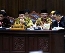 Pecah Tawa di Ruang Sidang MK saat Ketua KPU Hasyim Asyari Disebut Hebat Sekali - JPNN.com