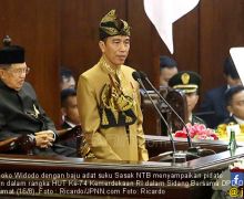 Jokowi Berpidato dengan Pakaian Adat Sasak, Kerisnya di Dada - JPNN.com