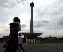 Anak Buah Heru Budi Siagakan Petugas Kebersihan di Monas hingga Kota Tua - JPNN.com