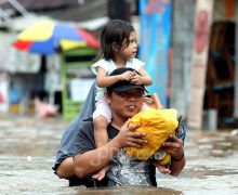 Kali Ciliwung Meluap, Empat RT di Kampung Melayu Terendam Banjir - JPNN.com