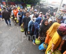 Bahlil Bilang Masyarakat Harus Sabar saat Mengantre Beli LPG 3 Kilogram - JPNN.com