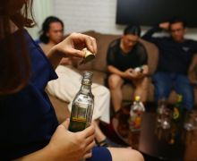 Pesta Narkoba, Oknum PNS Dinkes dan Honorer Ini Ditangkap Polisi - JPNN.com