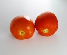 6 Manfaat Tomat untuk Kecantikan Kulit Wajah, Wanita Pasti Suka - JPNN.com