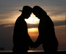 8 Tanda Pria Begitu Mencintai Pasangannya - JPNN.com