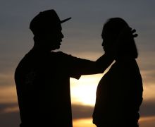 Istri Polisi Berselingkuh dengan Anak Kades di Lantai 7 Hotel Bintang 5, Suaminya Datang - JPNN.com