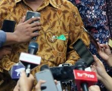 Wartawan Jatuh Terjengkang Ditarik Ajudan Nana Sudjana - JPNN.com