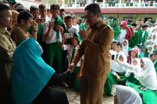 Pakaian tak Sopan, Bu Jamilah Didemo Siswa Madrasah - JPNN.com