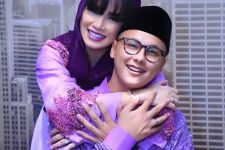Ussy Sulistiawaty Tak Pakai Busana Saat Menyuapi Makan Sang Suami, Ternyata - JPNN.com Lampung