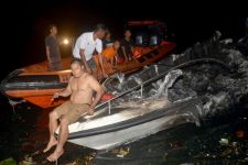 Speedboat Terbakar, Seorang Pejabat Melompat ke Laut - JPNN.com