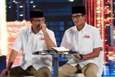 Top! Sandiaga Sampai Buka Sepatu di Panggung Debat - JPNN.com