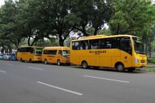 50 Bus Sekolah Dikerahkan Angkut Penumpang KRL yang Terlantar - JPNN.com