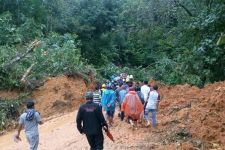 Longsor Sebabkan Macet hingga Belasan Kilometer - JPNN.com