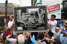 Hadir di CFD Klender, Anies Diberi Karikatur dari Koin - JPNN.com