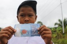 Siswa Berseragam Merah Putih, Uang Jajan pakai Ringgit Malaysia - JPNN.com