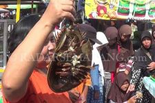 Aksi Unik Menyambut Ramadan, Tradisi Magengan Berebut Telur Mimi - JPNN.com