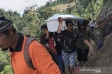 Lihat Perjuangan Warga Jalan Kaki Gotong Jenazah Hingga 15 Kilometer - JPNN.com