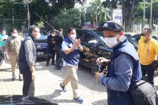 Tinjau Vaksinasi di DPD Golkar DKI, Anies Baswedan Tunggangi Mobil Ini  - JPNN.com