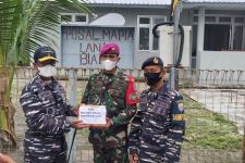 Kapal Perang TNI AL Bantu Kebutuhan Pokok Prajurit di Pulau Bras - JPNN.com