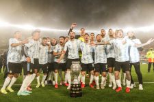 Usai Laga Argentina vs Bolivia, Lionel Messi Menangis di Hadapan Penggemar - JPNN.com