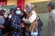 Isak Tangis Mengiringi Penyerahan Jenazah Korban Kebakaran Lapas Tangerang - JPNN.com