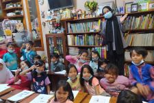 Anak-anak Bukit Duri Makin Mengenal Bahasa Prancis dan Inggris - JPNN.com