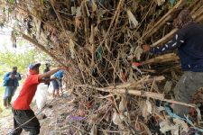 Sepanjang Kali Porong, Sukarelawan Temukan 500 Kilogram Sampah Plastik - JPNN.com Jatim