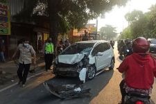 Honda Jazz Menabrak Salon dan Toko Baja di Jaktim, Pengemudi Tewas - JPNN.com