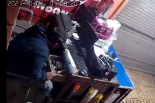 Bobol Kantor Ekspedisi, Pencuri di Surabaya Embat Juga Sandal, Masih Baru - JPNN.com Jatim