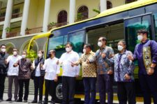 Serahkan 2 Bus Listrik kepada UGM, Menko Airlangga Bernostalgia Begini - JPNN.com