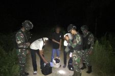 Pasukan TNI Tangkap 8 Orang di Perbatasan RI-Malaysia, Lihat yang Dibawa - JPNN.com