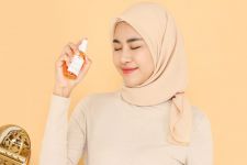 Miliki Wajah Glowing dalam Sekali Semprot dengan DHE 5in1 - JPNN.com