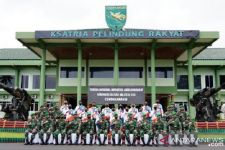 Mayjen TNI Ignatius Beri Penghargaan Atlet Berprestasi dari Keluarga Besar Kodam XVII/Cenderawasih - JPNN.com