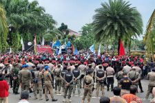 Buruh Kepung Kantor Bupati Tangerang, Nih Tuntutannya - JPNN.com