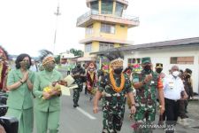 Tiba di Manokwari, Jenderal Dudung Disambut dengan Tarian Adat Khas Papua - JPNN.com