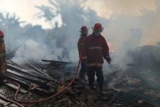 Lapak Pembuatan Kusen di Depok Ludes Terbakar, Ini Penyebabnya - JPNN.com