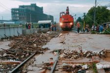 Sungai Cikeruh Meluap, Jalur Lintas Kereta Api Terendam Air - JPNN.com